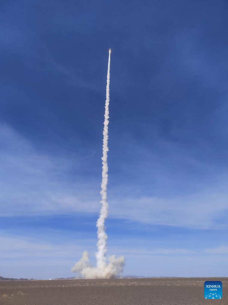 Foto ini memaparkan imej roket pembawa CERES-1 sedang dilancarkan pada 17 Mac 2025. (Xinhua/Wang Jiangbo)