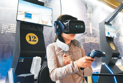 Foto seorang pengunjung menggunakan peralatan realiti terimbuh di pameran digital imersif Groto Mogao, iaitu Tapak Warisan Dunia UNESCO di Dunhuang, Provinsi Gansu. (Xinhua/Lang Bingbing)