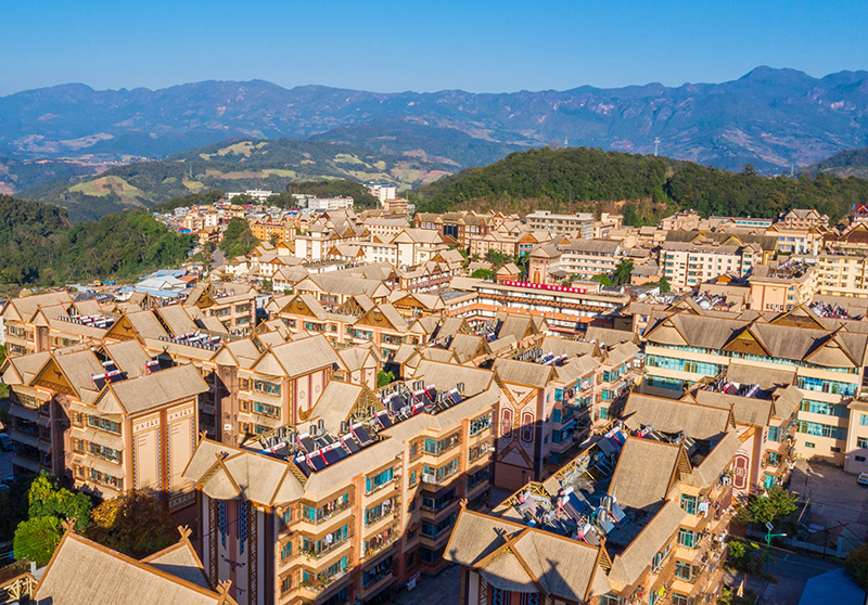 Foto sudut udara ini memperlihatkan kawasan urban di Kaunti Autonomi Wa Ximeng di bandar Pu’er, Provinsi Yunnan. (Foto ihsan pusat penumpuan media kaunti Ximeng)
