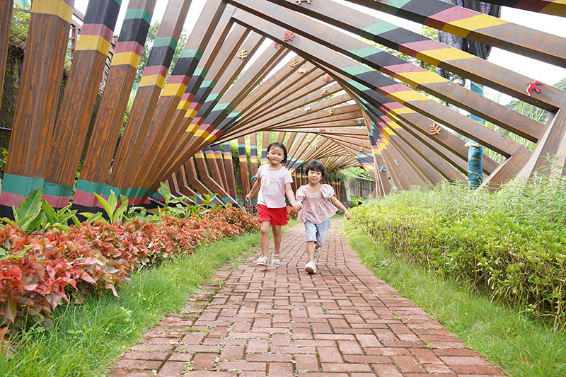 Foto kanak-kanak sedang bermain di sebuah taman di Kaunti Autonomi Wa Ximeng, bandar Pu’er, Provinsi Yunnan, China. (People’s Daily Online/Li Yi)