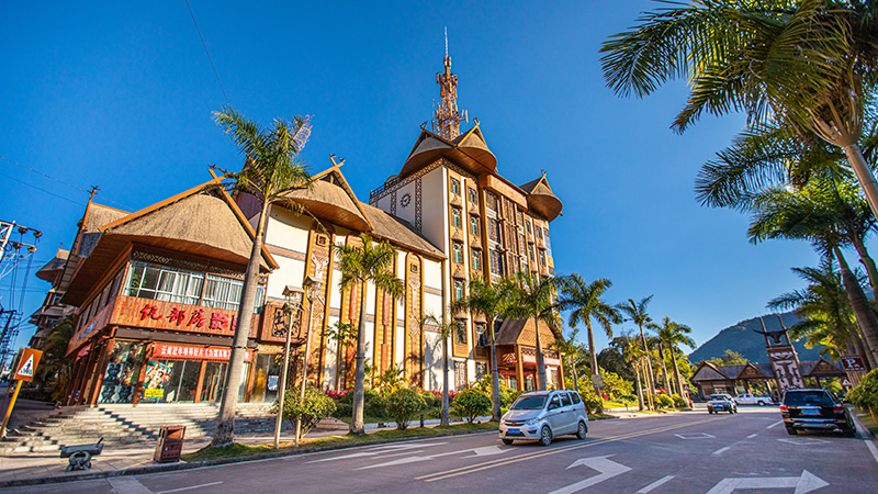 Foto memperlihatkan bangunan dengan ciri-ciri etnik di Kaunti Autonom i Wa Ximeng, bandar Pu’er, Provinsi Yunnan. (Foto ihsan pusat penumpuan media kaunti Ximeng)