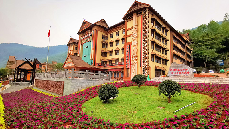 Foto memperlihatkan bangunan dengan ciri-ciri etnik di Kaunti Autonomi Wa Ximeng, bandar Pu’er, Provinsi Yunnan. (Foto ihsan pusat penumpuan media kaunti Ximeng)