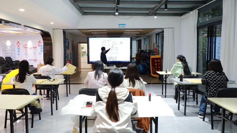 Golongan muda mengikuti kelas kaligrafi di sekolah malam belia di daerah Guanshanshu, bandar Guiyang, Provinsi Guizhou. (Foto ihsan Jabatan Publisiti Jawatankuasa Parti Komunis China Daerah Guanshanshu)