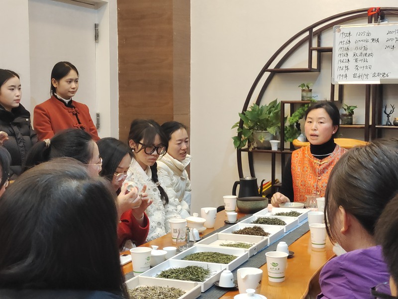 Seorang wanita muda sedang mempelajari seni lilin di kaunti Sinan, bandar Tongren, Provinsi Guizhou. (Foto ihsan Jabatan Publisiti Jawantankuasa Parti Komunis China Kaunti Sinan)