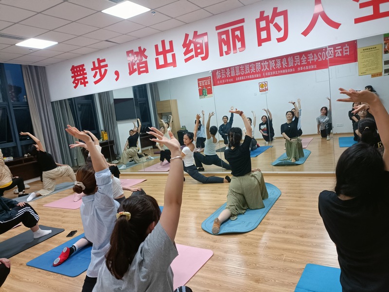 Golongan belia wanita mempelajari pergerakan tarian di bawah bimbingan guru di daerah Baiyun, bandar Guiyang, Provinsi Guizhou. (Foto ihsan Jabatan Publisiti Jawantankuasa Parti Komunis China Daerah Baiyun)