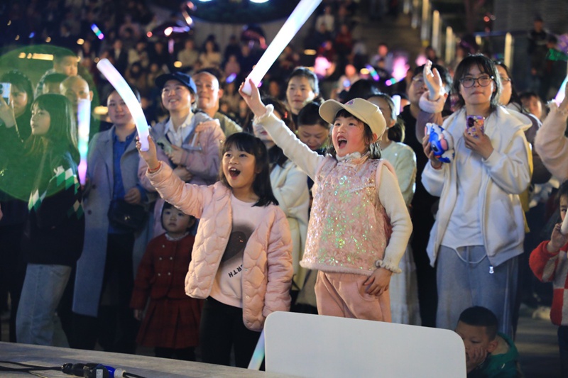 Orang ramai menonton persembahan yang disampaikan oleh pelajar di sekolah malam belia di daerah Guanshanshu, bandar Guiyang, Provinsi Guizhou. (Foto ihsan Jabatan Publisiti Jawantankuasa Parti Komunis China Daerah Guanshanshu)