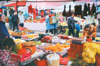 Penduduk kampung sedang memilih barang untuk dibeli di pasar tani di perbandaran Furong, kaunti Yongshun, Kawasan Autonomi Miao dan Tujia Xiangxi di Provinsi Hunan, tengah China. (Foto/Zeng Yong)