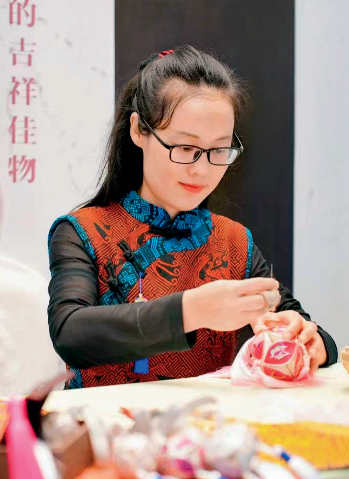 Wang Xiufen menyulam pada sebiji bola. (Foto/Wome of China)