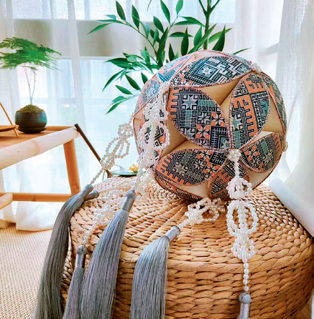 Foto sebiji bola bersulam. (Foto/Wome of China)