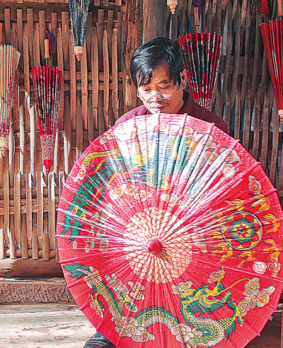 Bi Liufu sedang menghasilkan payung yang diperbuat daripada kertas minyak di perbandaran Fenshuiling, bandar Luzhou, Provinsi Sichuan, di barat daya China. (Foto/Bi Yuanshen)