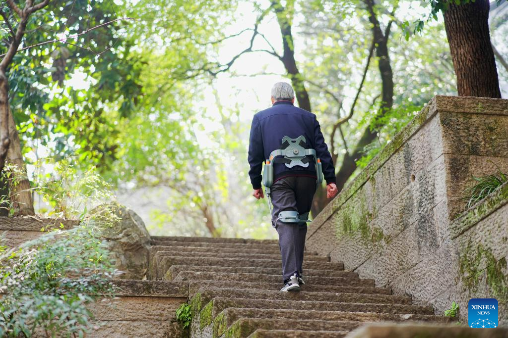 Peranti ‘Robot Pembantu Berjalan’ Sasar Pasaran Warga Emas