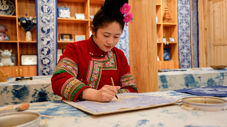 Demonstrasi teknik batik etnik Dong. (Foto oleh Yao Jingquan)