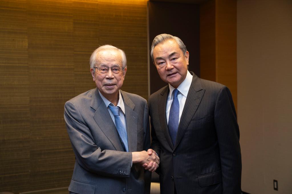 Menteri Luar China, Wang Yi, merangkap anggota Biro Politik Jawatankuasa Pusat Parti Komunis China bertemu dengan mantan perdana menteri Jepun yang juga bekas pengerusi Forum Boao untuk Asia, Yasuo Fukuda di Tokyo, Jepun pada 23 Mac 2025. (Xinhua/Yue Chenxing)