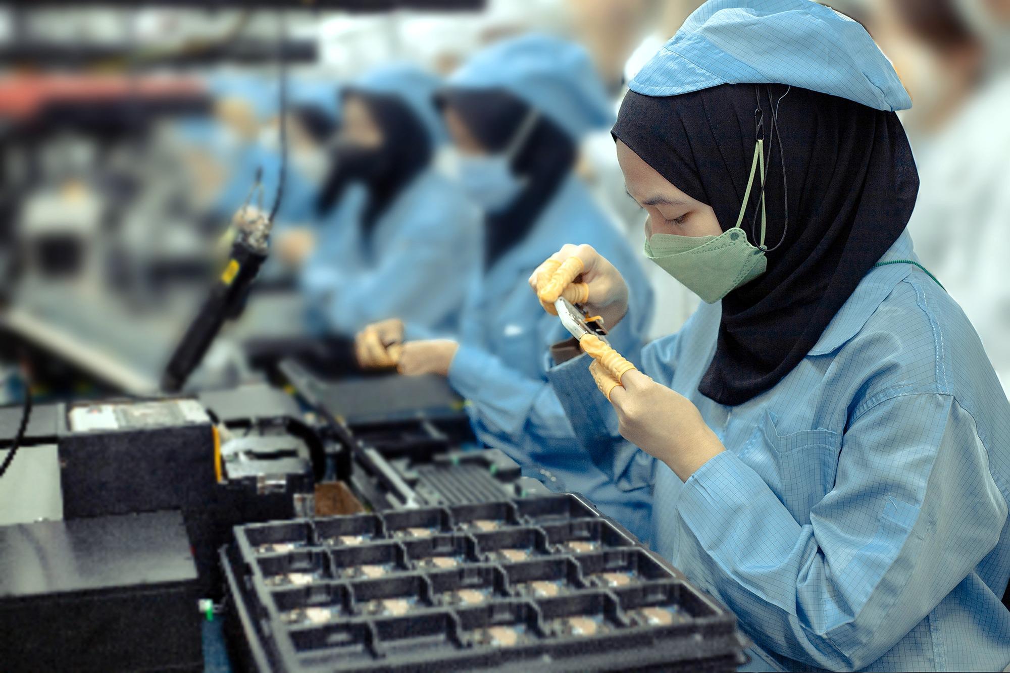 Pekerja sedang memasang telefon pintar Oppo di kilang syarikat tersebut di Indonesia. (Foto/China Daily)