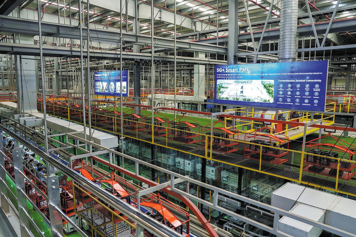 Skrin mempamerkan maklumat tentang pembuat kelengkapan elektrik China, kilang Midea Group 5G di Chonburi, Thailand. (Foto/Xinhua)