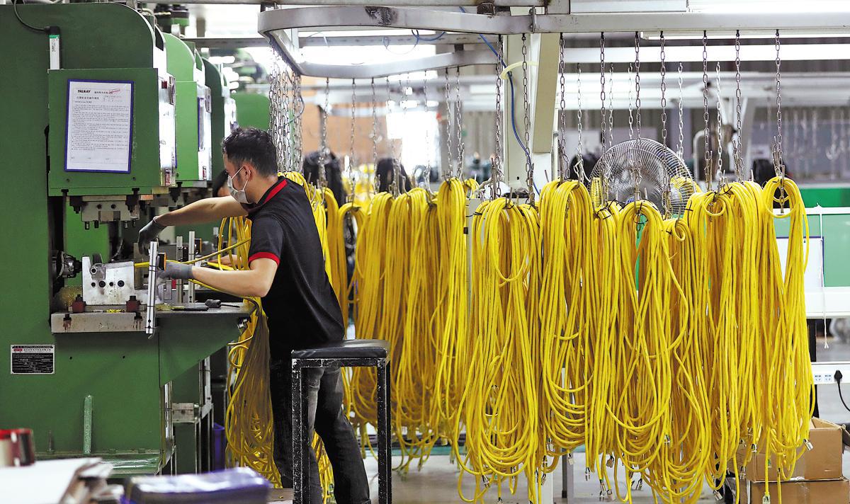 Seorang petugas sedang bekerja di kilang elektronik di Shanghai Greatway Industri Co di utara Vietnam pada Oktober 2024. (Xinhua/Yao Qilin)