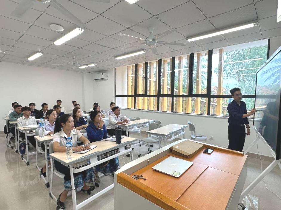 Para pelajar sedang mengikuti kelas anjuran China di Institut Pos dan Telekomunikasi Laos. (People’s Daily Online/Sun Guangyong)