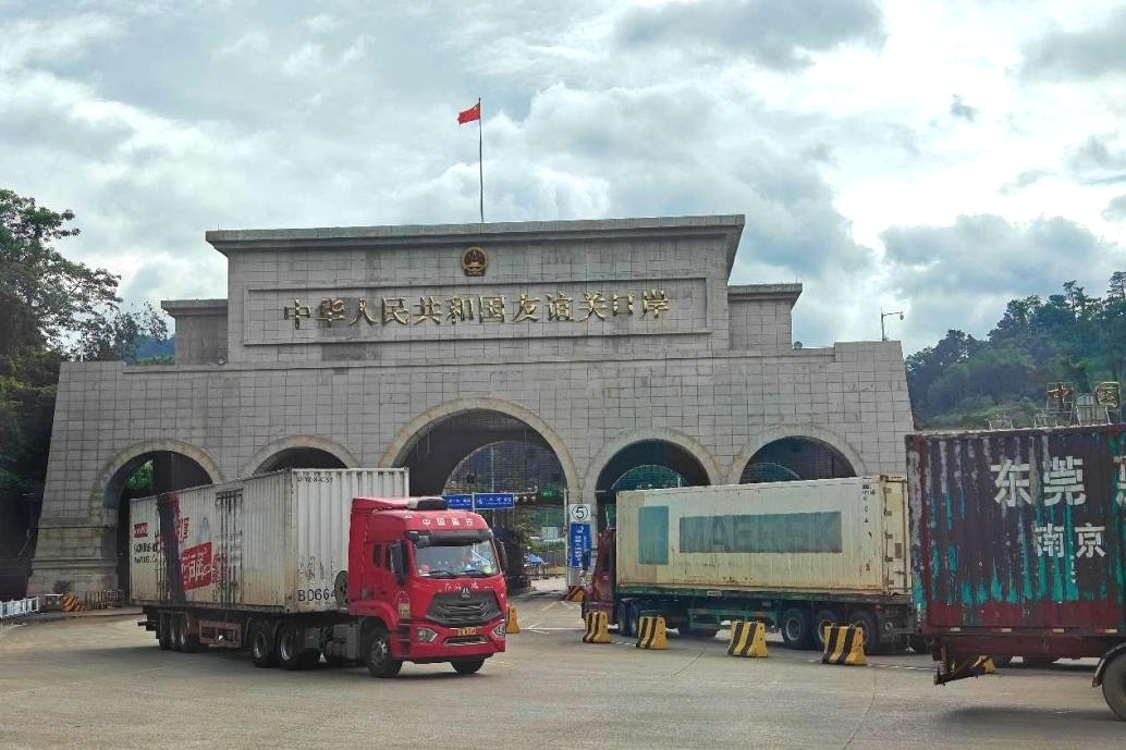 Trak sedang keluar masuk di Pintasan Persahabatan di Pingxiang, wilayah autonomi Zhuang Guangxi di selatan China. (People’s Daily/Chen Shangwen)