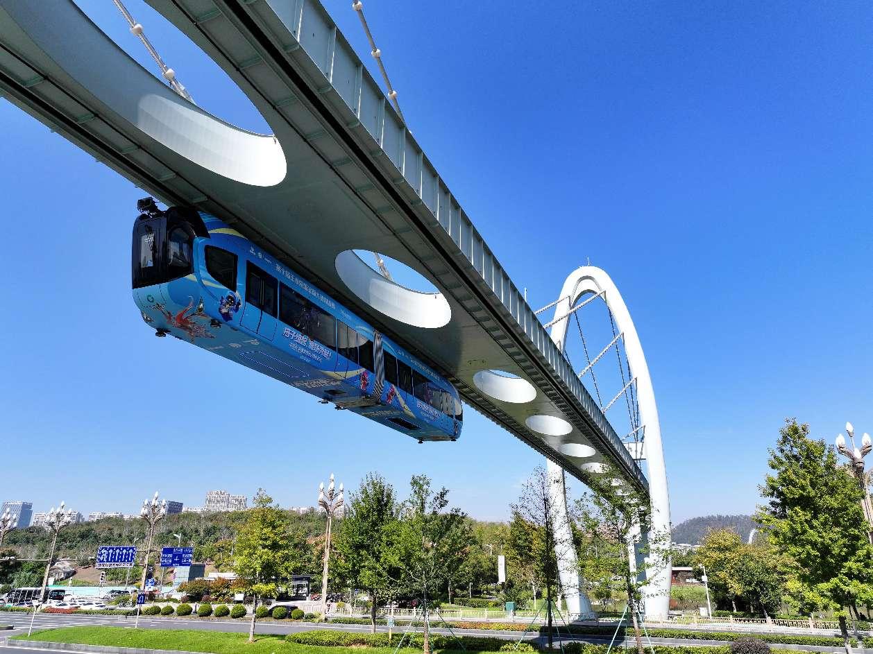 Tren monorel gantung beroperasi di Lembah Optik di Wuhan, Provinsi Hubei, tengah China. (People’s Daily Online/Zhang Yuanming)