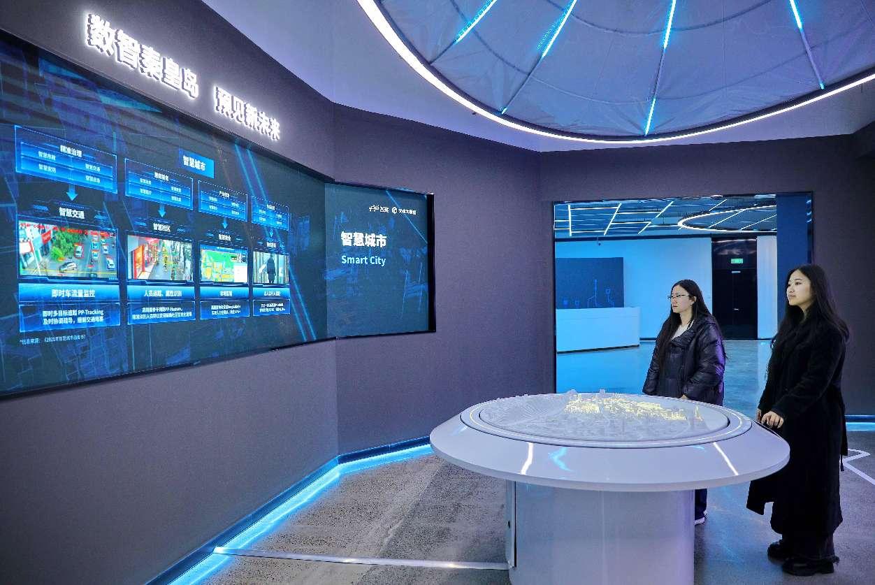 Di pangkalan demonstrasi inovasi kolaborasi pembuatan pintar internet industri 5G+ Beijing-Tianjin-Hebei di Qinhuangdao, Provinsi Hebei di utara China, petugas menunjukkan kotak pasir interaktif bandar pintar. (People’s Daily Online/Cao Jianxiong)