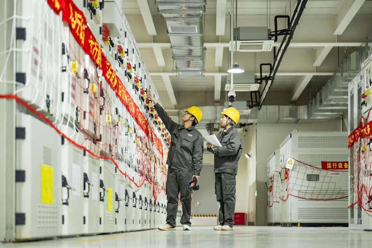Juruteknik memeriksa pencawang demonstrasi aplikasi kuantum HouDian 220kV State Grid Corporation di Hefei, Provinsi Anhui di timur China.(People's Daily Online/Liu Yucai)