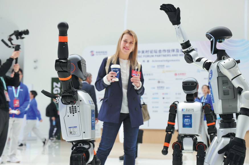 Robot bermanusia tarik perhatian pengunjung semasa Sidang Tahunan Forum Zhongguancun 2025 di Pusat Inovasi Antarabangsa Zhogguancun di Beijing pada Khamis. (China Daily/Wang Jing)