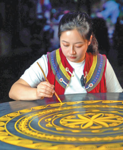 Qumu Shiwu sedang menghasilkan perkakas lakuer di bengkelnya yang terletak di bandar Xichang, Kawasan Autonomi Yi Liangshan, Provinsi Sichuan, barat daya China. (Foto ihsan individu yang ditemuduga)