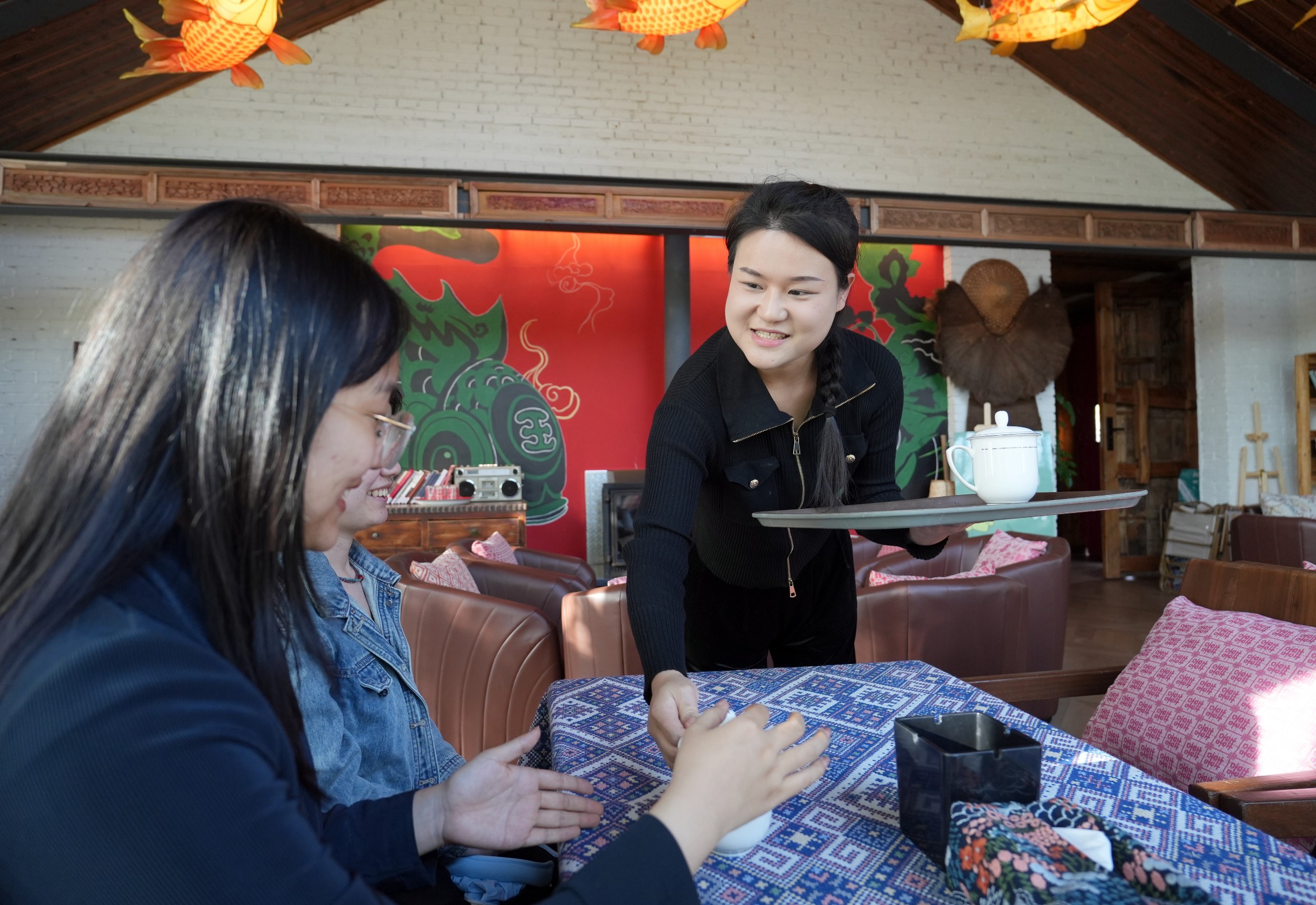 Ding Huimin menghidangkan teh kepada tetamunya di Bar Muzik Desa Youdu, kampung Xiaohezui, daerah kecil Qionghu di bandar Yuanjiang, Provinsi Hunan, tengah China. (Foto/ADB)