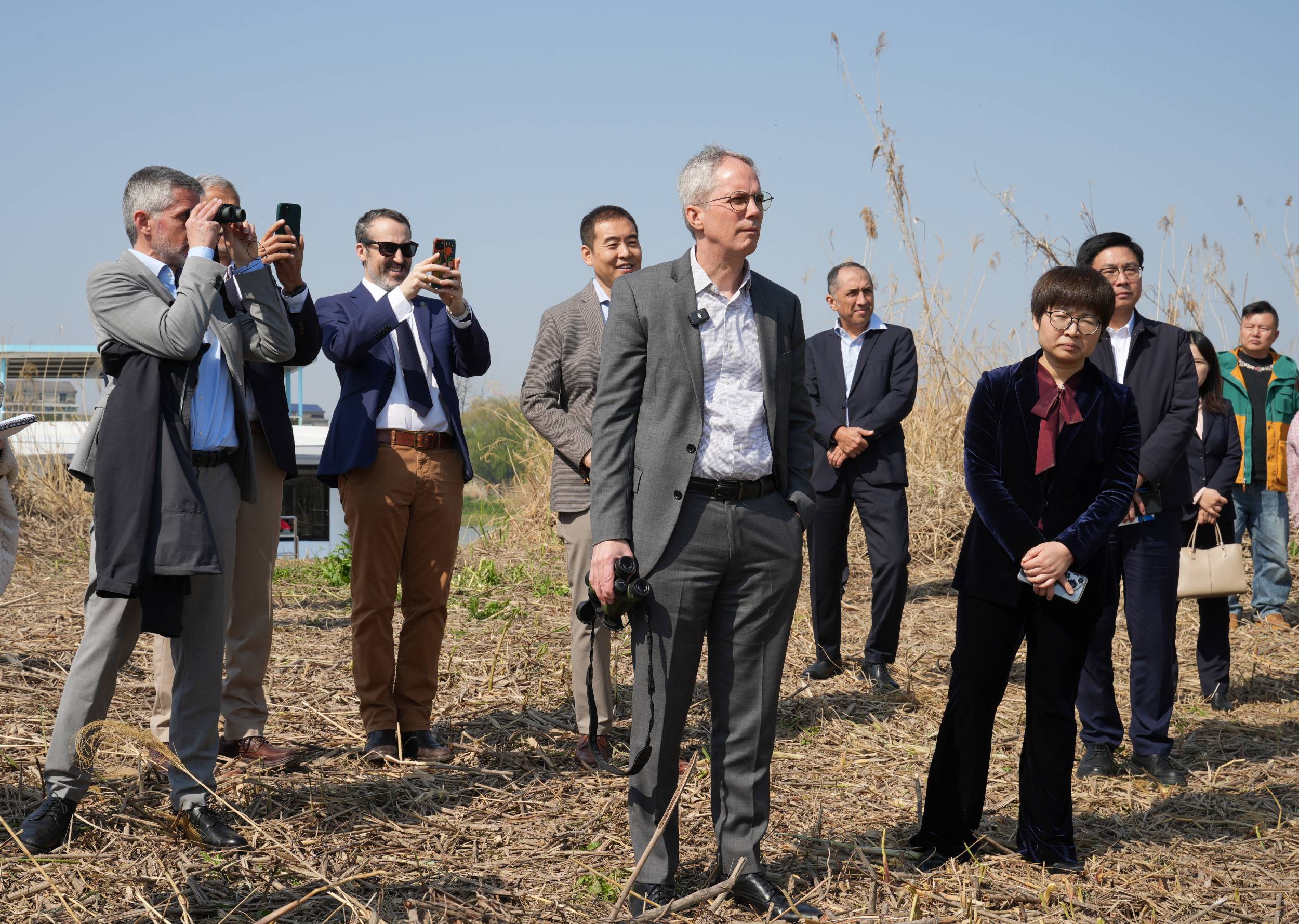 Scott Morris (tengah), Naib Presiden ADB, melawat tapak demonstrasi pemulihan ekologi tanah paya di Yuanjiang, Provinsi Hunan, tengah China pada 21 Mac 2025. (Foto/ADB)