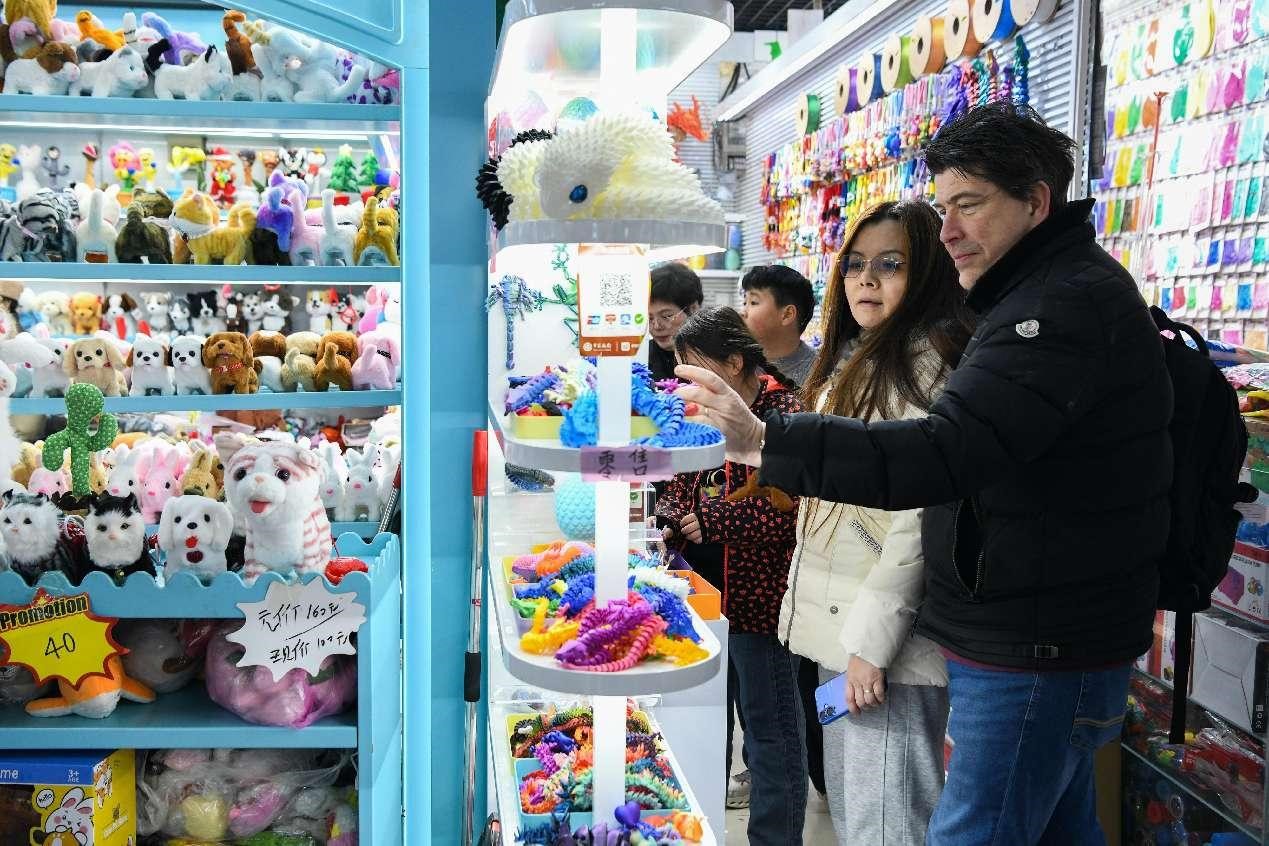 Pedagang asing mempelajari tentang mainan bercetak 3D di Pasar Dagangan Antarabangsa Yiwu di Provinsi Zhejiang, timur China. (People’s Daily Online/Shi Kuanbing)