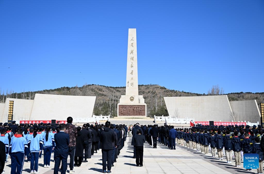 Pesta Qingming: Orang Awam Di Serata China Beri Penghormatan Buat Pejuang Terkorban