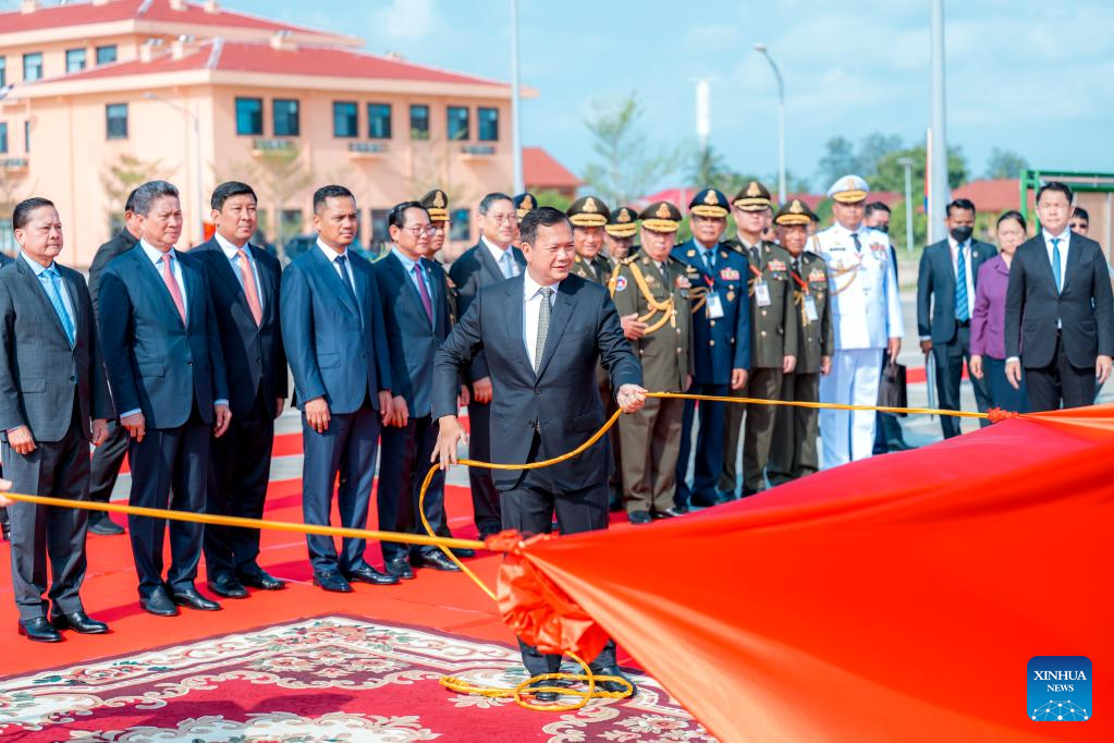 Perdana Menteri Kemboja Hun Manet (depan) membuka tirai plak Pusat Sokongan dan Latihan Bersama Kemboja-China di Sihanoukville, Kemboja pada 5 April 2025. (Foto oleh Nitola/Xinhua)