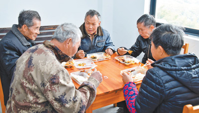 Warga emas menikmati makan tengahari yang hangat dihantar oleh dron di sebuah pusat aktiviti warga emas di kampung semula jadi di bawah kampung Fenglian, Perbandaran Hengcun, kaunti Tonglu, bandar Hangzhou, ibu kota Provinsi Zhejiang. (People’s Daily/Huang Qiang)