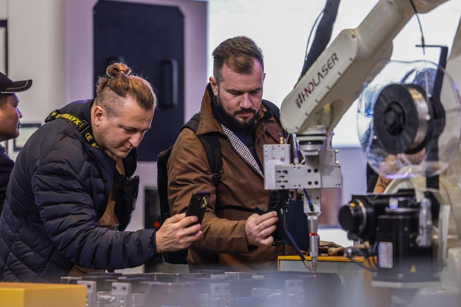 Foto bertarikh 3 Mac 2025 ini memaparkan peralatan laser yang dipamerkan di Pameran Peralatan Mesin Antarabangsa Shanghai. (People’s Daily Online/Wu Xue)