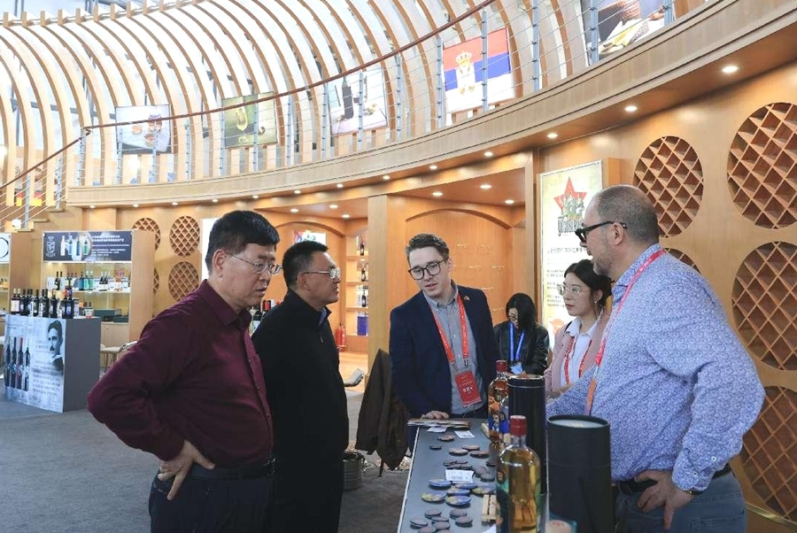 Pempamer asing memperlihatkan produk masing-masing kepada pelawat China semasa Ekspo Minuman Beralkohol Antarabangsa China ke-22 di Luzhou, Provinsi Sichuan pada 27 Mac 2025. (People’s Daily Online/Wang Lin)