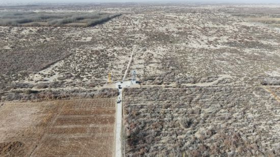 Penghadang pasir melindungi kaunti Qira, Hotan, Wilayah Autonomi Uygur Xinjiang di barat laut China. (Foto ihsan pusat gabungan media kaunti Qira)