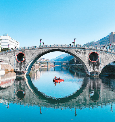 Petugas mengutip sampah di sebuah tasik di kauti Pingli, Provinsi Shaanxi, barat laut China. (People’s Daily Online/Shen Yijun)