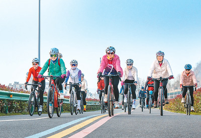 Peminat basikal sedang berkayuh di pekan Eshan, daerah Fanchang, bandar Wuhu, Provinsi Anhui, timur China. (Foto/Xiao Benxiang)