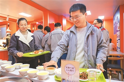Pelanggan memilih makanan berdasarkan pilihan masing-masing di sebuah kantin di daerah Licang, Qingdao, Provinsi Shandong di timur China. (Foto/Zhang Ying)