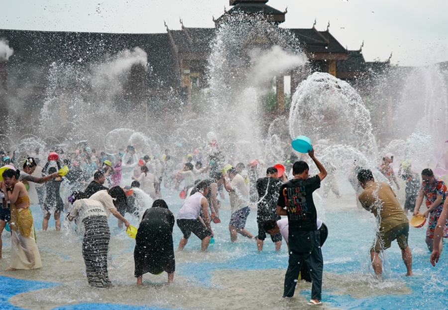 Foto para pelancong yang sedang seronok menyimbah air antara satu sama lain di taman kebudayaan di Kawasan Autonomi Dai Xishuangbanna di Provinsi Yunnan, barat daya China pada 7 April 2025. (vip.people.com/Zhou Guoqiang)
