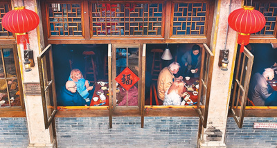 Pelancong asing menikmati hidangan di sebuah restoran di pekan purba di kaunti Ninghai, Ningbo, Provinsi Zhejiang di timur China. (Foto/Hu Xuejun)