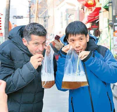 Seorang pelancong asing sedang minum bir di Qingdao di Provinsi Shandong, timur China. (Foto/Xu Congjun)