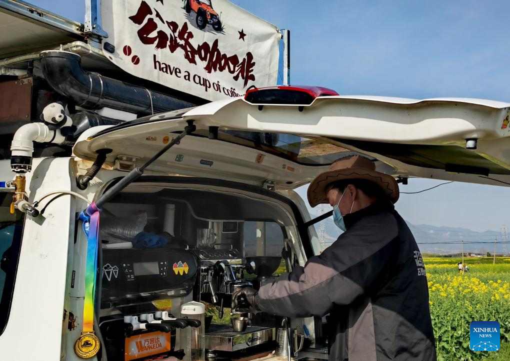 Foto yang diambil bertarikh 19 Mac 2025 ini menunjukkan sebuah kafe bergerak di kaunti Mianxian di bandar Hanzhong, Provinsi Shaanxi di barat laut China. (Xinhua/Sun Zhenghao)