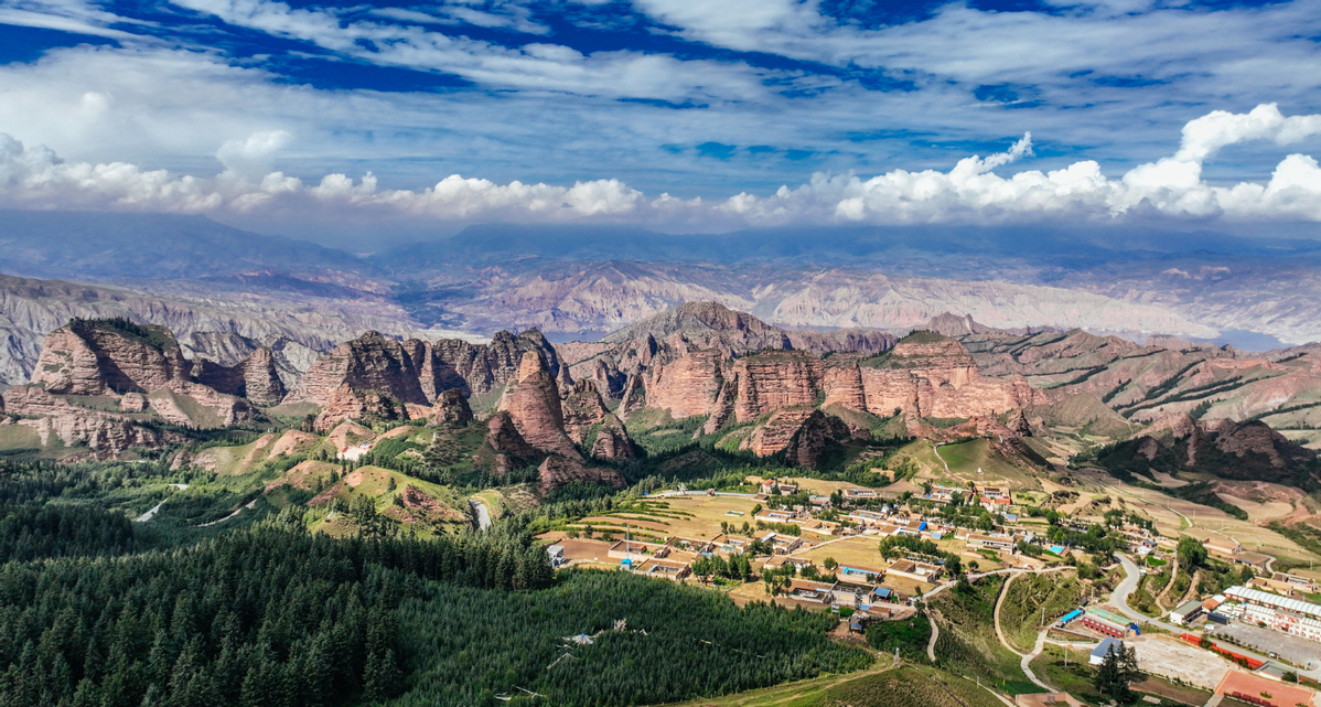 Gambar yang diambil oleh dron ini memaparkan pemandangan Taman Geologi Kebangsaan Kanbula di kawasan autonomi Tibet Huangnan, di Provinsi Qinghai, barat laut China pada 1 September 2022. (Foto/Xinhua)