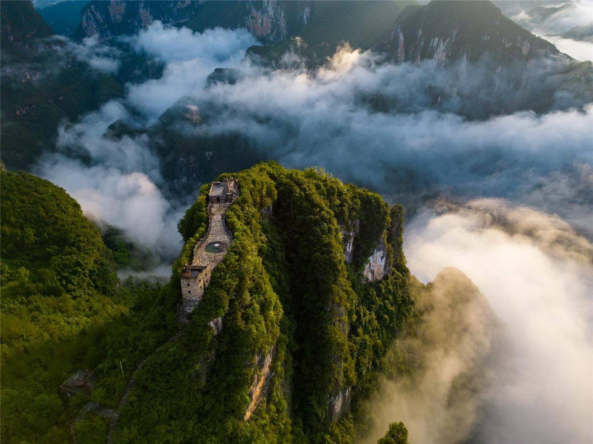 Sekeping gambar sudut udara yang diambil menggunakan dron ini memaparkan pemandangan Taman Geologi Yunyang di Chonqing di barat daya China. (Foto/Xinhua)