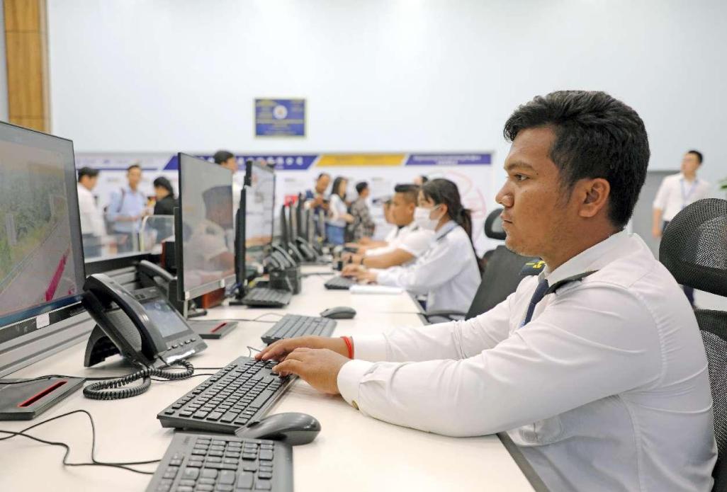 Para pekerja sedang bertugas di pusat perkhidmatan dan pemantauan Lebuh Raya Phnom Penh-Sihanoukville yang dilabur oleh China di Kemboja. (People’s Daily/Zhao Yipu)