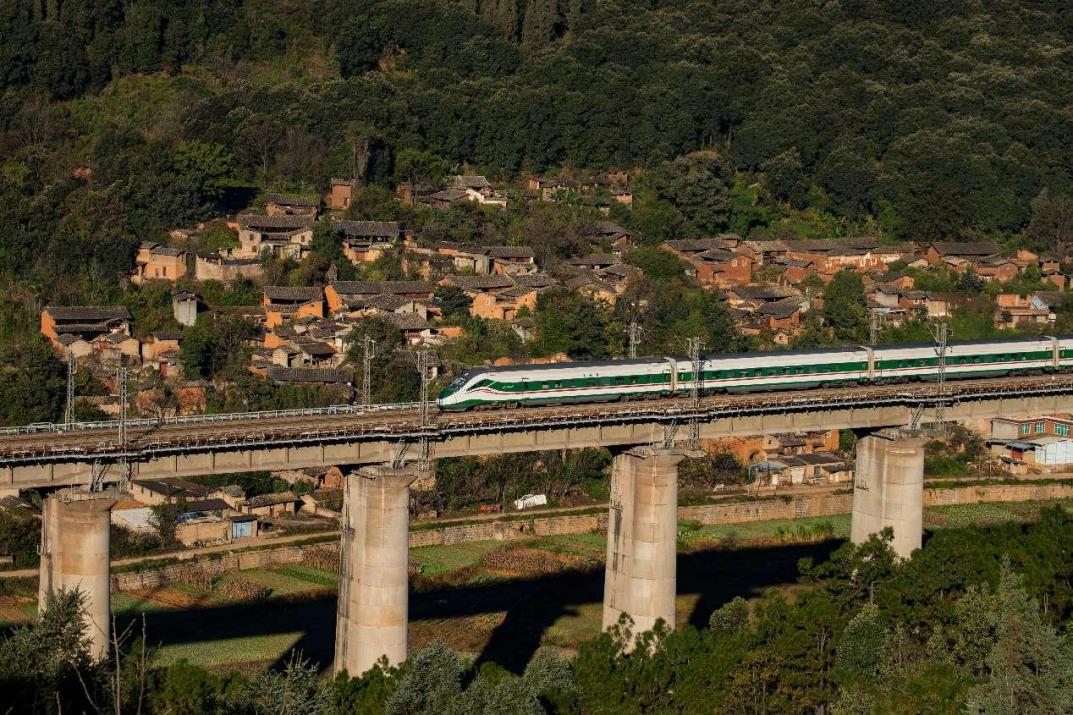 Kereta api laju melalui seksyen Yuxi di Kereta Api China-Laos di Provinsi Yunnan China. (People’s Daily Online/Zheng Yi)