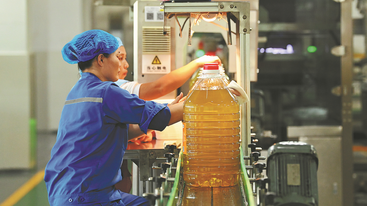 Para pekerja sedang memproseskan minyak sawit yang diimport dari Malaysia di barisan pengeluaran di sebuah kilang milik COFCO Corp di Taman Perindustrian Qingzhou China-Malaysia (CMQIP) di Wilayah Autonomi Zhuang Guangxi pada 13 Jun 2024. (Xinhua/Zhang Ailin)