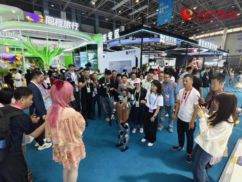 Robot manusia yang berpakaian dalam broked Li tradisional mencuri tumpuan pada Ekspo Produk Pengguna Antarabangsa China kelima yang sedang berlangsung di Haikou, Provinsi Hainan di selatan China. (People’s Daily Online/Fu Zemin)