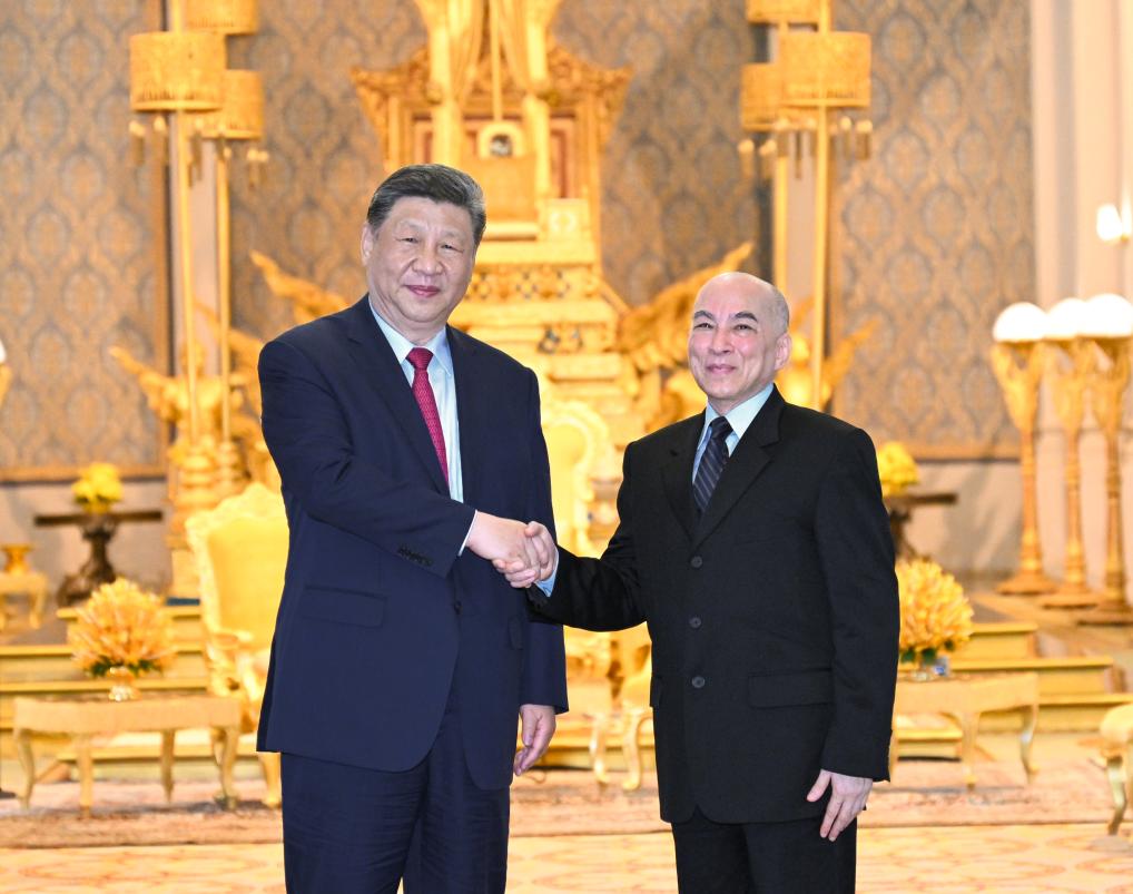 Xi Terima Pingat Kolar Besar Kemerdekaan Bangsa Kemboja